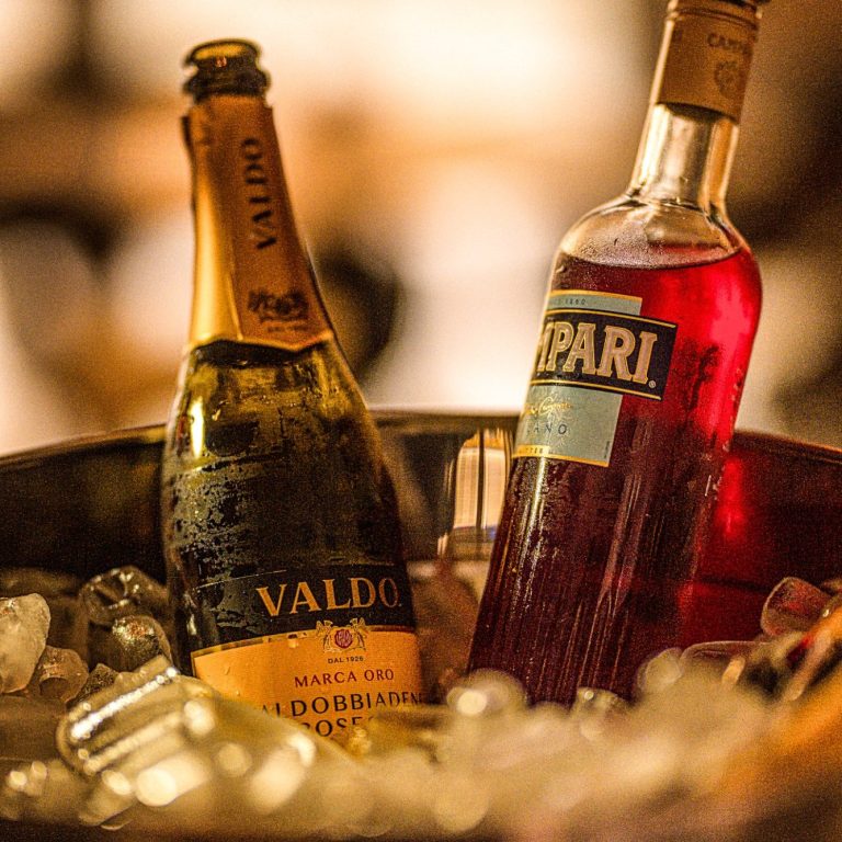 The Venue - Bar im blauen Licht 