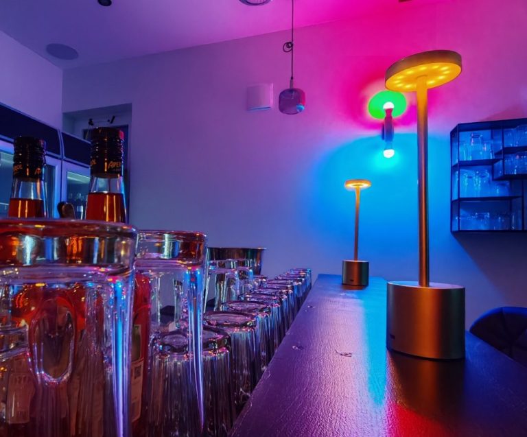 Barbeleucthtung The Venue - Bar mit bunten Lichtern