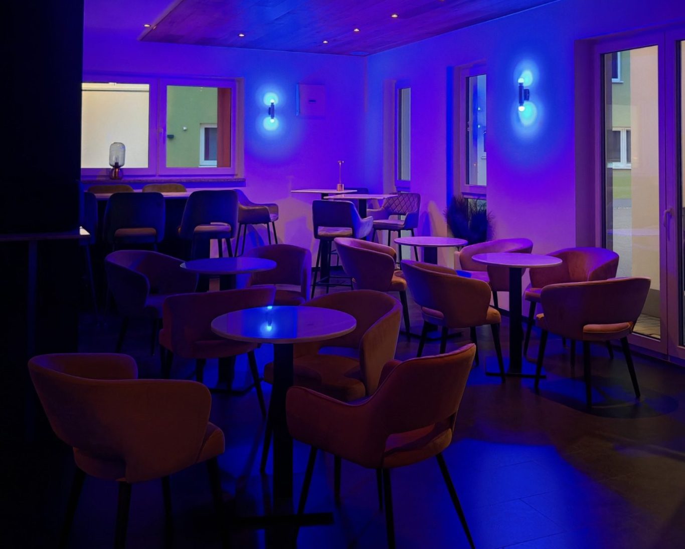 Blick auf 80Zoll Screen The Venue - Veranstaltungsraum